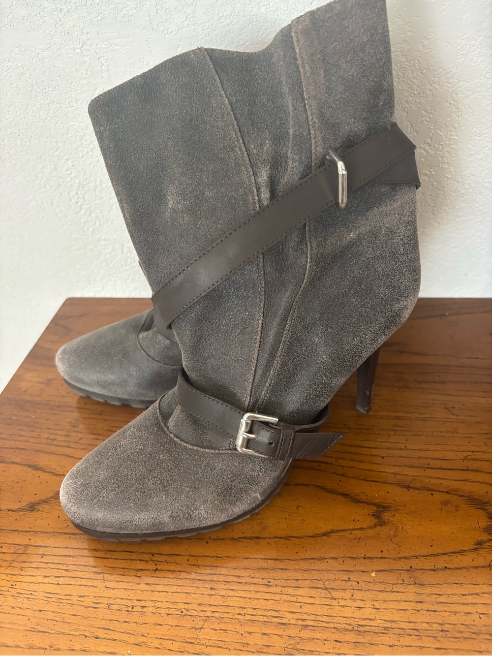 Vero Cuoio Gray Suede High-Heel Ankle Boots with Buckle Straps